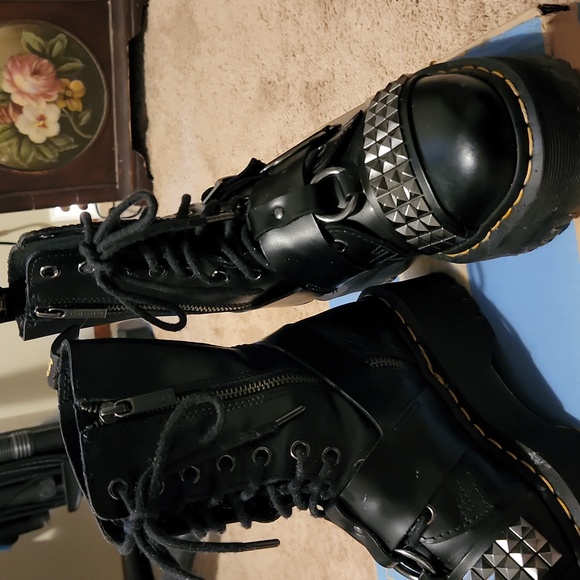 Dr. Martin's leather platform boots. Has hardware attached. Blk sz 5.5 - Picture 9 of 14